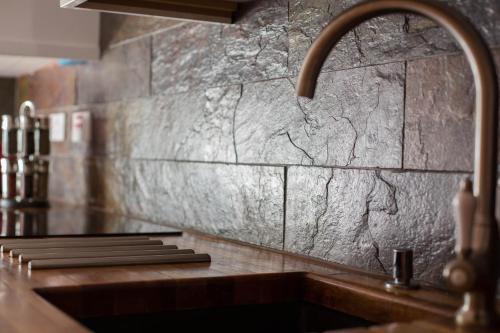 Castle Vista Grassmarket Apartment - image 4