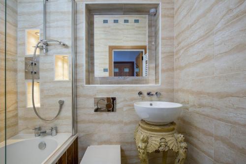 Castle Vista Grassmarket Apartment - main image