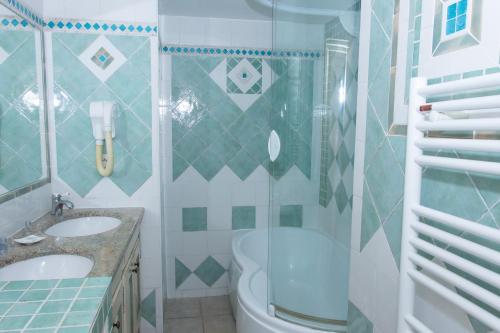 Suite with Balcony and Sea View (4 Adults + 2 Children) with Kitchen