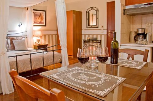 Double Room with Balcony image 5