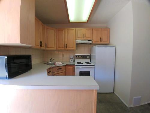 เวสเซกซ์ อินน์ บาย เดอะ ซี (Wessex Inn By The Sea) in โควิชันเบย์ (BC)