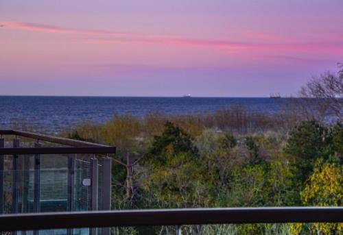 One-Bedroom Apartment with Free Parking Place and Sea View image 5