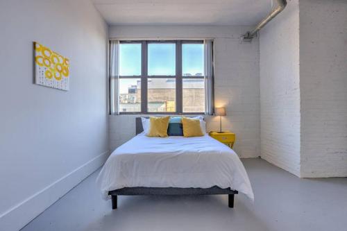 Ultra Chic Loft walk to CityMu/Aquarium/ConvnCntr - image 9