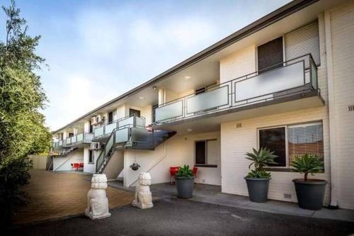 Mt.Lawley Superb 2 BR location Comfort, style 2