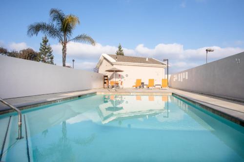 Swimming pool, Holiday Inn Express & Suites Yosemite Park Area in Chowchilla (CA)