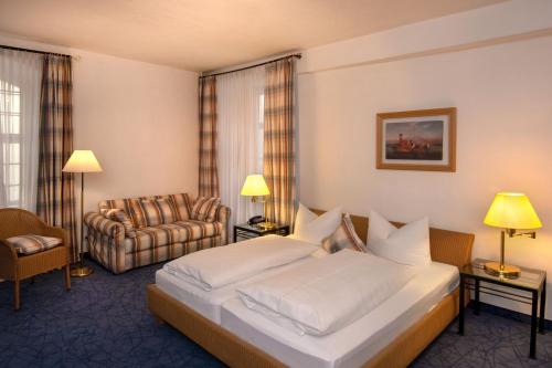 1 queen bed, 2 twin beds