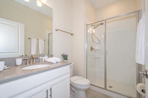 (AA460) Champions Gate Home 4/3 Private Pool & Free Waterpark - image 3