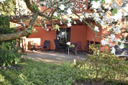Appartment in der Auszeitoase Freystadt - 2 Zimmer, Billard, Sauna, Terrasse, Garten, Ladestation, nahe an Messe Nürnberg