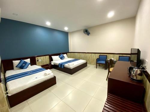 1 queen bed, 1 twin bed