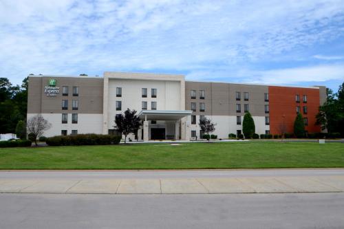 Holiday Inn Express & Suites Raleigh Durham Airport at RTP, an IHG Hotel