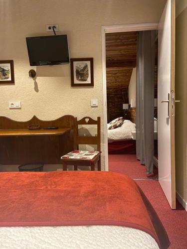 1 double bed, 2 twin beds
