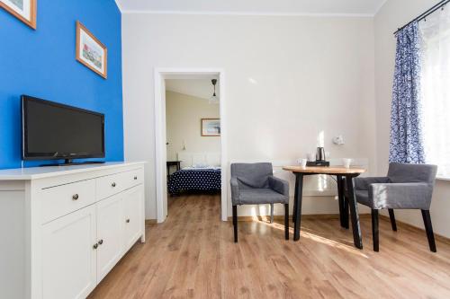 2 twin beds, 1 sofa bed