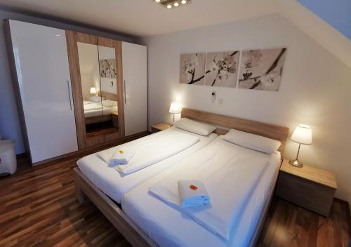 duplex apartment - city centre - airconditioned - netflix - 2 balconies 152m von Pfarrkirche St. Raphael entfernt