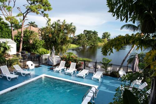 Marco Island Lakeside Inn - 숙소 외관
