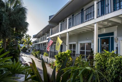 Exterior view, Marco Island Lakeside Inn in Marco Island (FL)