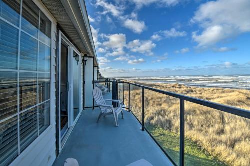 . Eagles View Condo in Ocean Shores with 3 Balconies