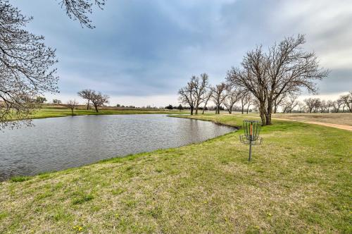 Serene Lakefront Getaway with Fire Pit and Grill - image 2