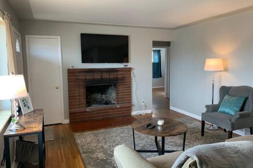 3 king beds + bunk beds on Broadway