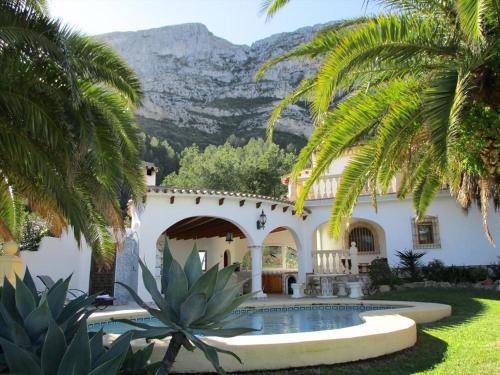 Denia Villa Sleeps 8 Pool Air Con WiFi gîte à louer Torrecarrals