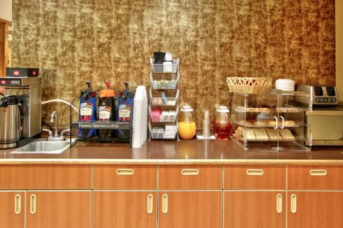 Western Skies Inn & Suites - 레스토랑
