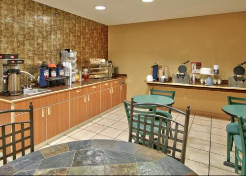 Western Skies Inn & Suites - 레스토랑