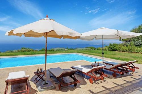  Lakithra Villa Sleeps 9 Pool Air Con WiFi in Lakithra