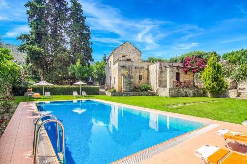  Filippos Villa Sleeps 8 Pool Air Con WiFi in Fílippos