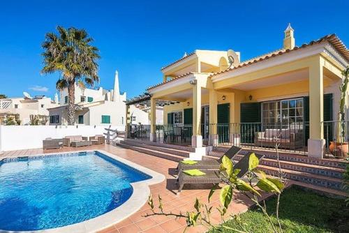  Praia do Carvoeiro Villa Sleeps 6 Air Con in Carvoeiro