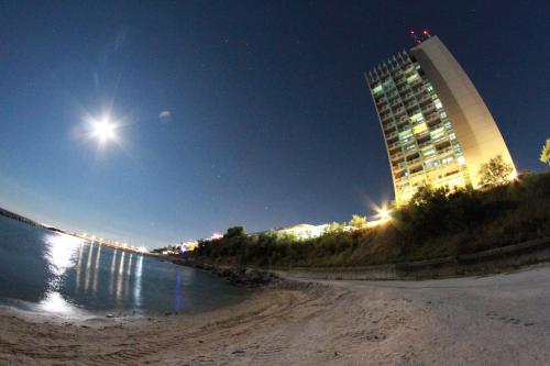 沙灘, Hotel Capitol in 猶比特