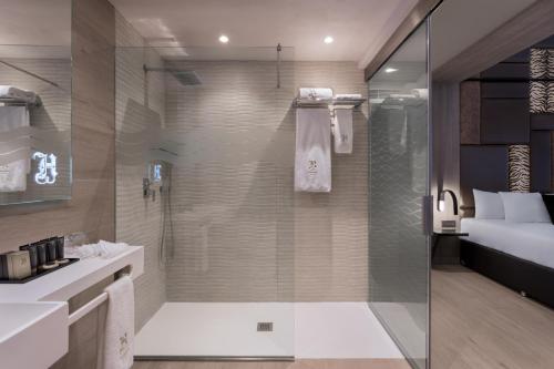 Standard Twin Room image 3