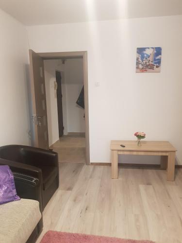 Modern 2-Bedroom Apartment Near Mamaia Beach - image 5
