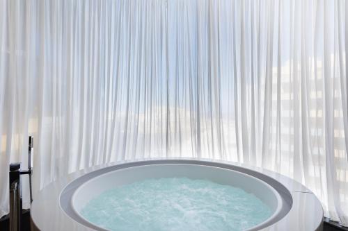 Suite with Hot Tub image 5
