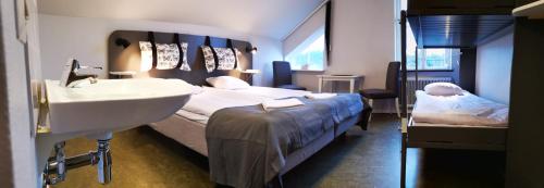 2 bunk beds