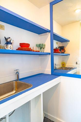 Dapur, Viking Hill Oceanfront Hostel & Resort in Nassau