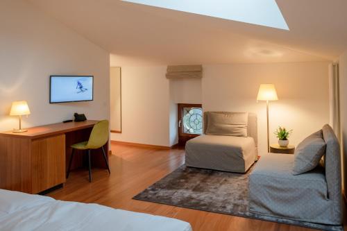2 twin beds, 2 sofa beds