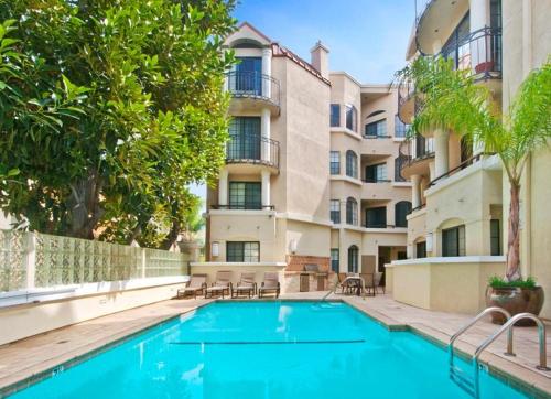Beverly Hills Adjacent 2-Bedroom Penthouse photo 2