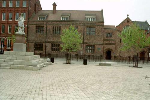 Hullidays - 'Old School Penthouse' Trinity Square - main image