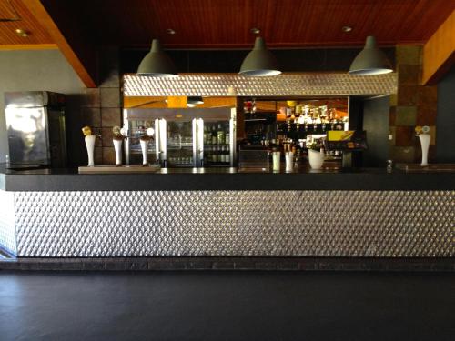 Bar, Town And Country Motor Inn Forbes in Forbes