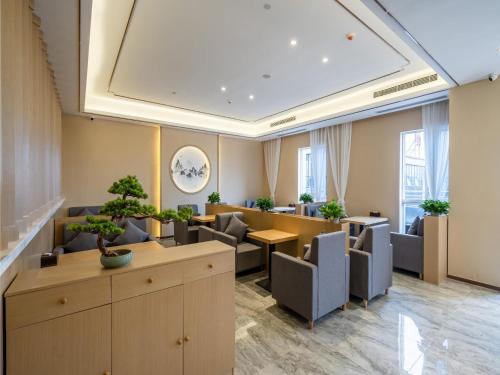 Lavande Hotel Luzhou High-Speed Railway Station Southwest Trading Market