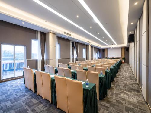 Lavande Hotel Luzhou High-Speed Railway Station Southwest Trading Market