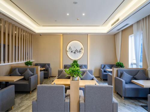 Lavande Hotel Luzhou High-Speed Railway Station Southwest Trading Market