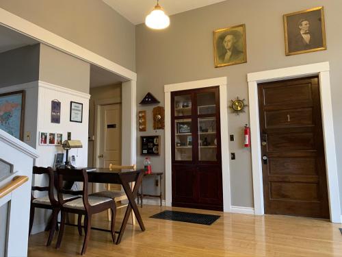 Northside School Bed & Breakfast - 로비