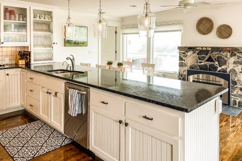 Madrona Beach House in Kamano sala (WA)