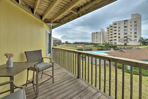 Bright Emerald Isle Condo with Private Beach Access!