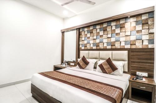 Deluxe Double Room (2 Adults + 1 Child) room in Hotel Kings