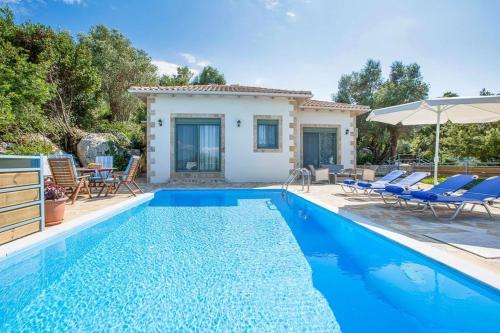  Katouna Villa Sleeps 5 Pool Air Con WiFi in Katoúna
