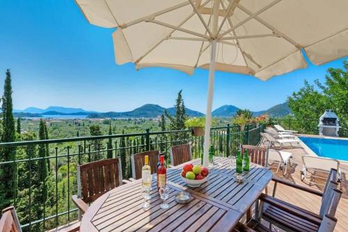  Rachi Villa Sleeps 8 Pool Air Con WiFi in Vathí