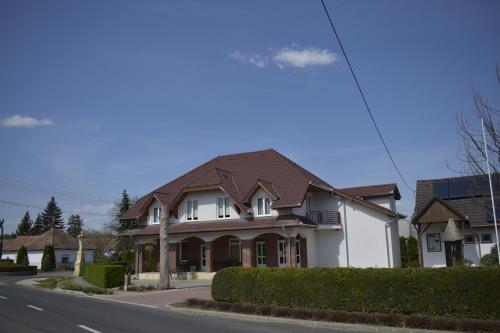 Viesnīcas āriene, Fonix Apartmanhaz in Kiskutas