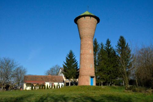 Tuvākā izklaides vieta, Fonix Apartmanhaz in Kiskutas