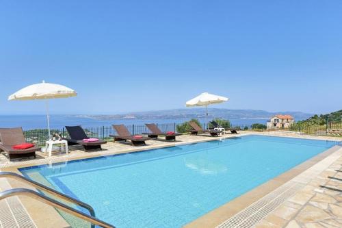  Lassi Villa Sleeps 7 Pool Air Con WiFi in Lassi